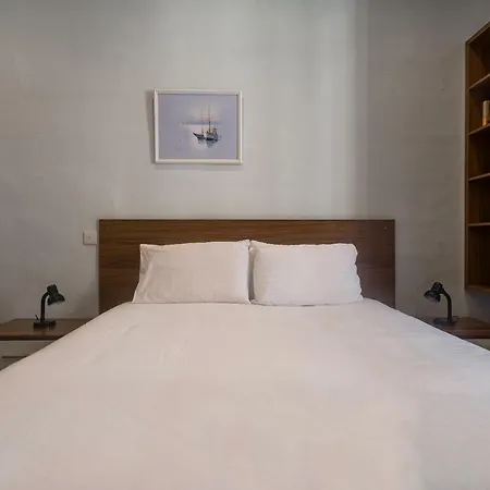 Апартаменты Balluta Bay Large Air-conditioned 3 Bedroom *